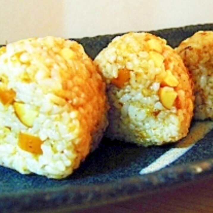 スモークチーズ おかかでバター醤油味のおむすび レシピ 作り方 By ミカポン 楽天レシピ